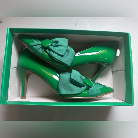 J.Renee Green Glossy Heels with Streamlined Silhouette New In Box Size 11 - Picture 1 of 9